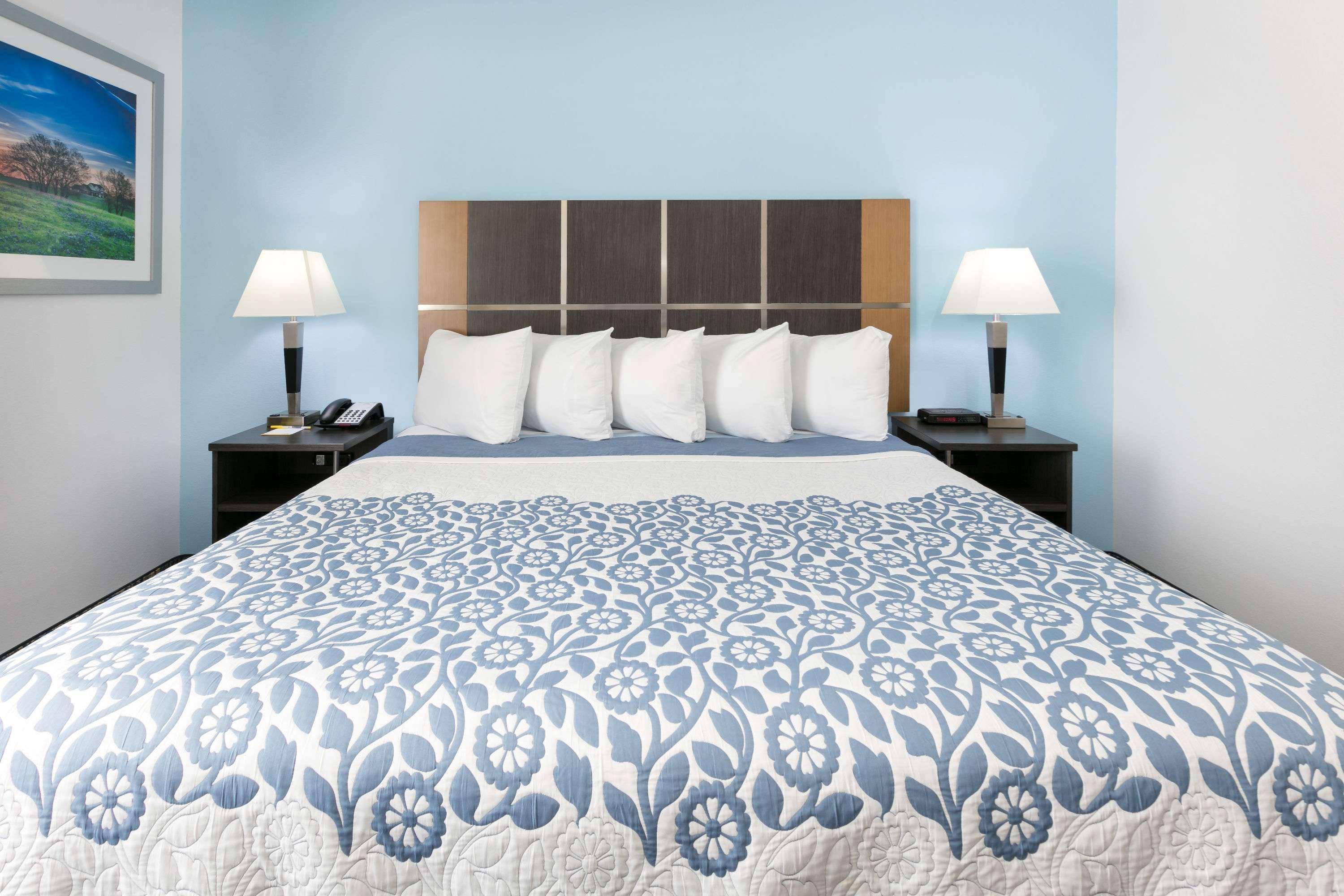 Days Inn & Suites By Wyndham Lubbock Medical Center Екстериор снимка