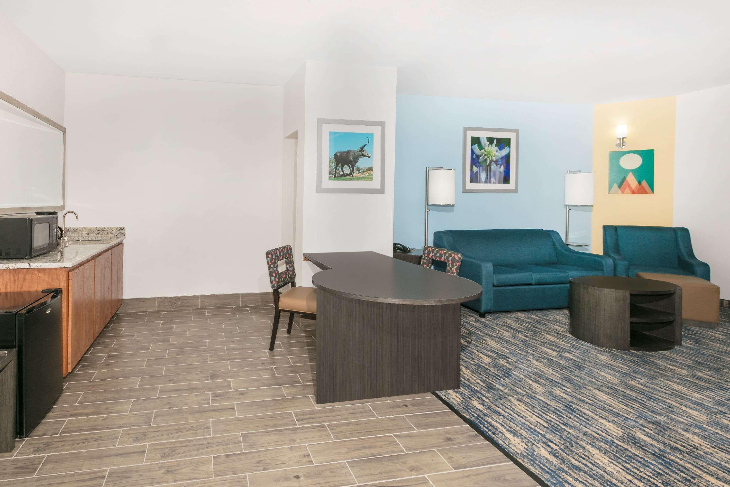Days Inn & Suites By Wyndham Lubbock Medical Center Екстериор снимка