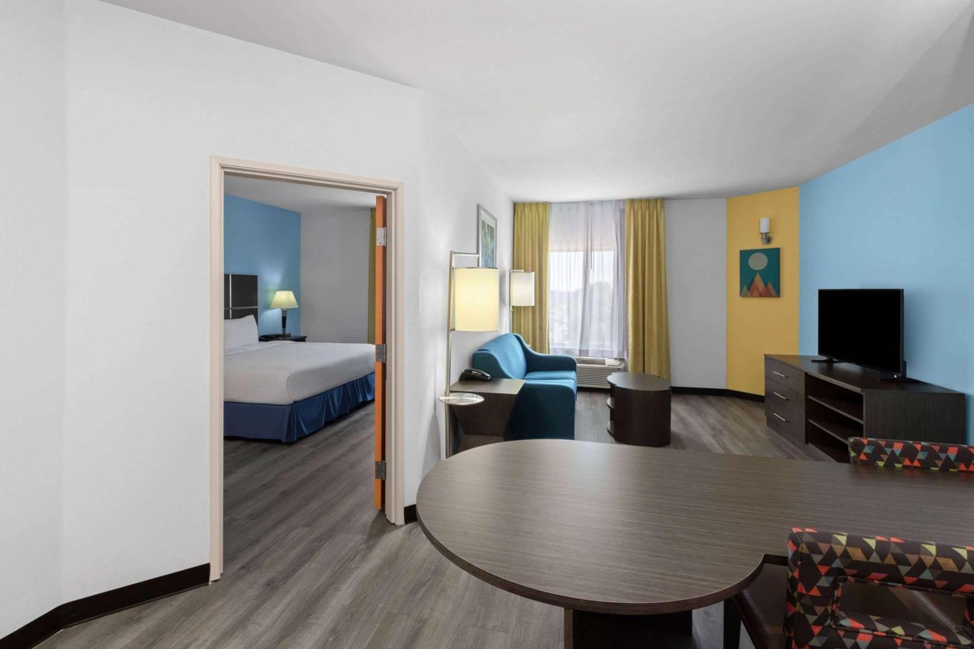Days Inn & Suites By Wyndham Lubbock Medical Center Екстериор снимка