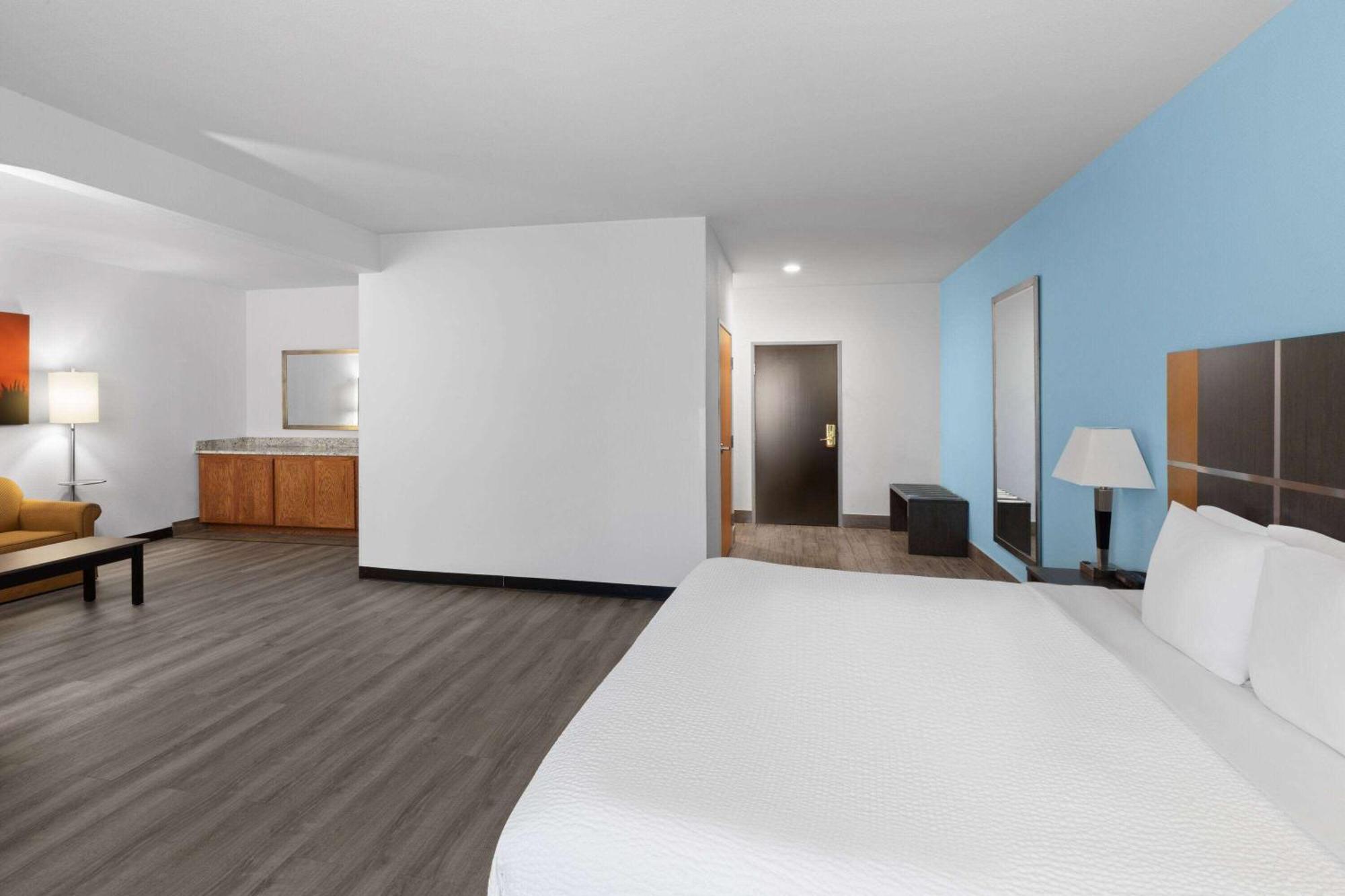 Days Inn & Suites By Wyndham Lubbock Medical Center Екстериор снимка