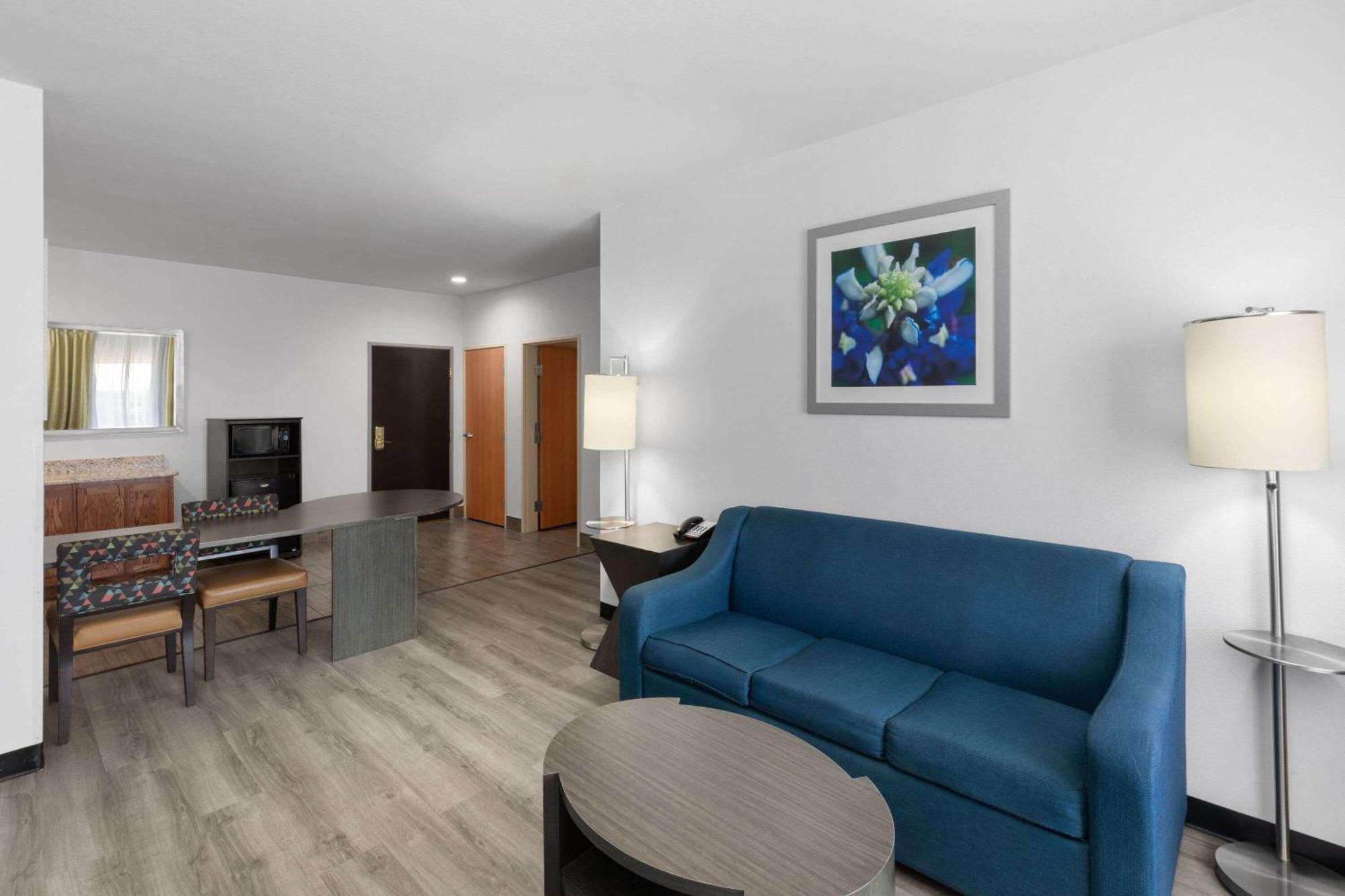 Days Inn & Suites By Wyndham Lubbock Medical Center Екстериор снимка