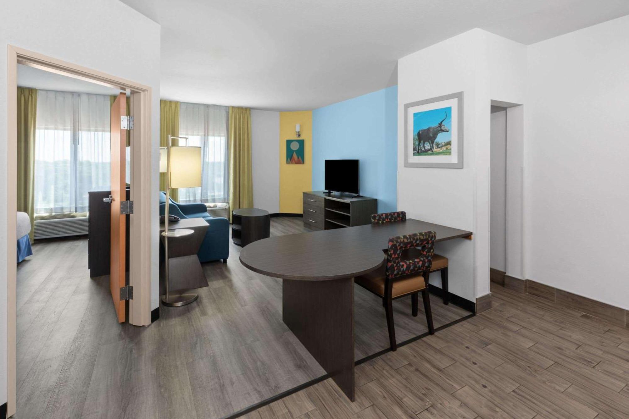 Days Inn & Suites By Wyndham Lubbock Medical Center Екстериор снимка
