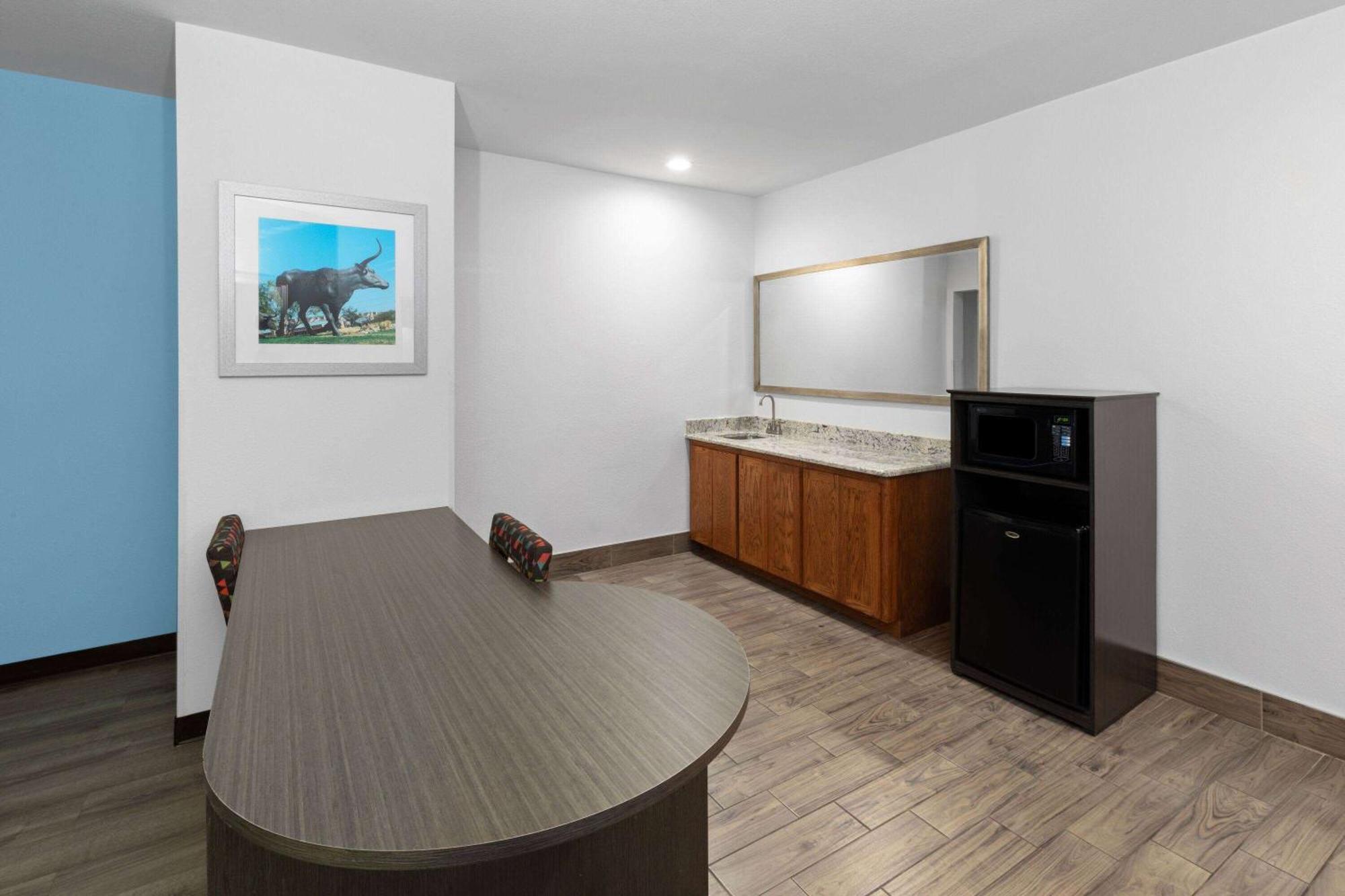 Days Inn & Suites By Wyndham Lubbock Medical Center Екстериор снимка