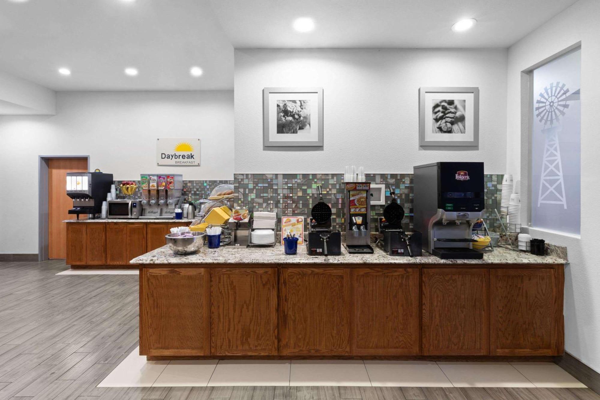 Days Inn & Suites By Wyndham Lubbock Medical Center Екстериор снимка