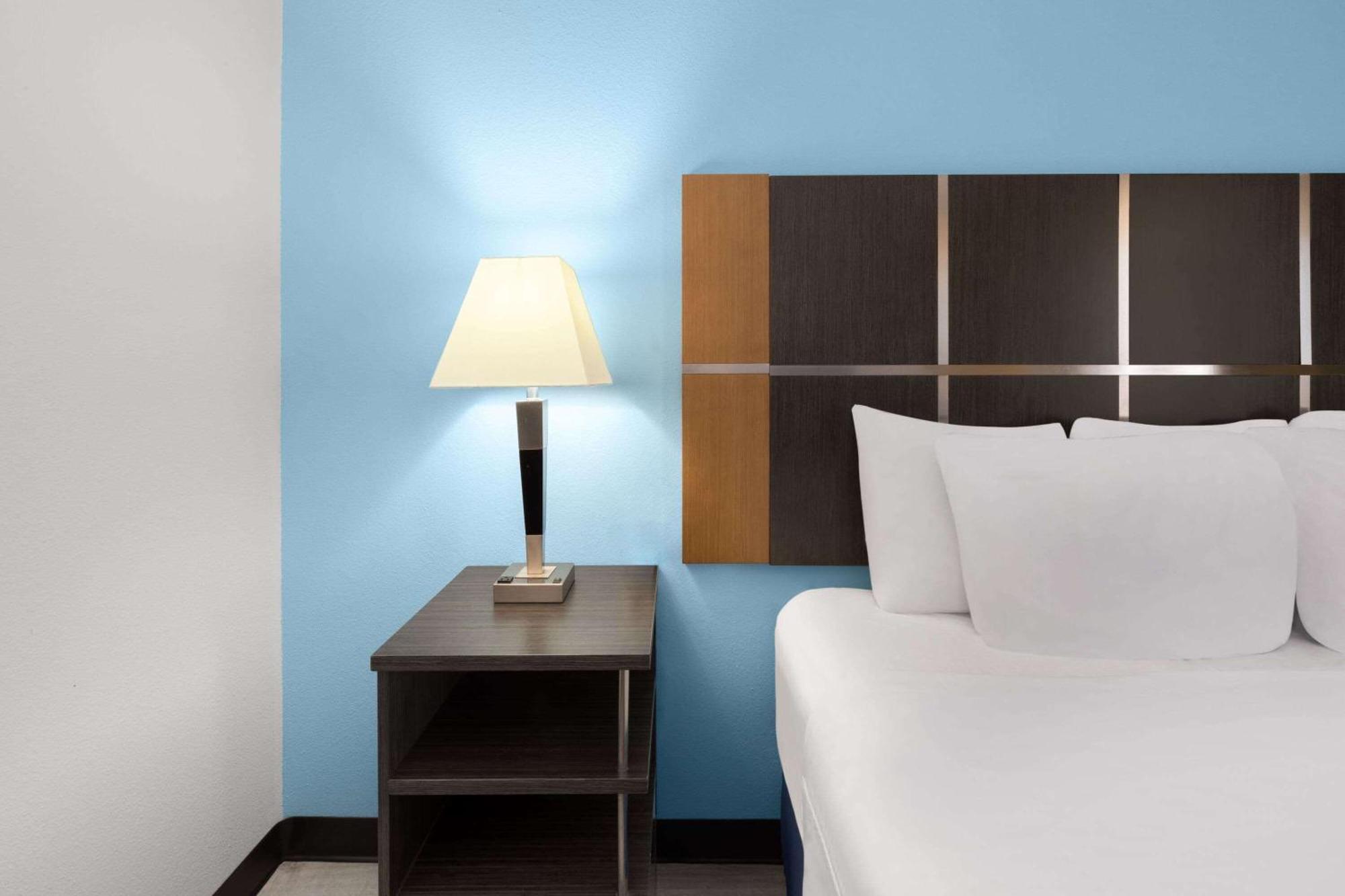 Days Inn & Suites By Wyndham Lubbock Medical Center Екстериор снимка