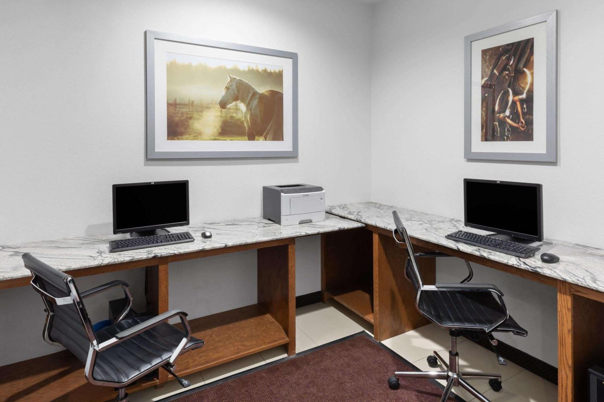 Days Inn & Suites By Wyndham Lubbock Medical Center Екстериор снимка