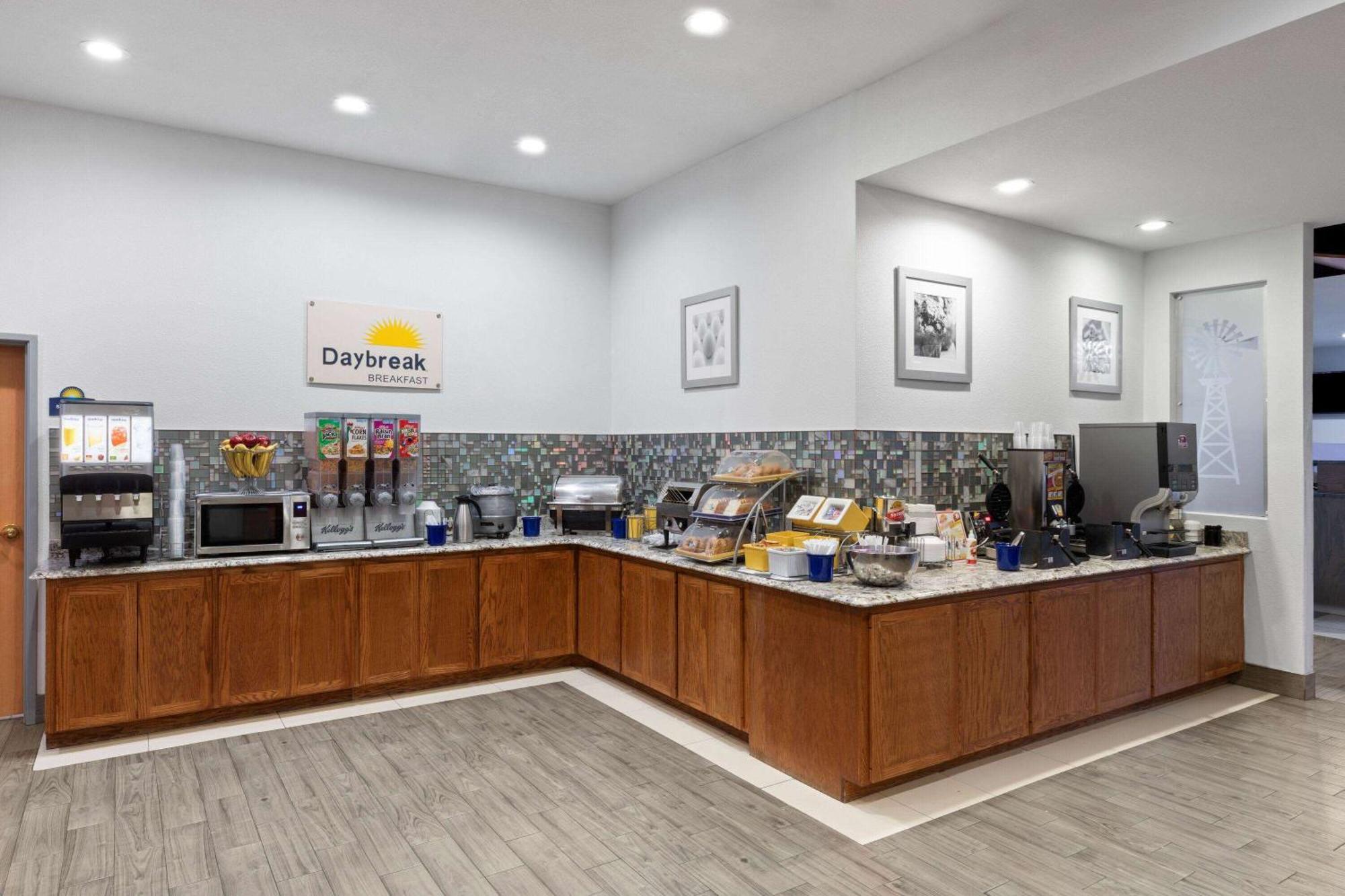 Days Inn & Suites By Wyndham Lubbock Medical Center Екстериор снимка