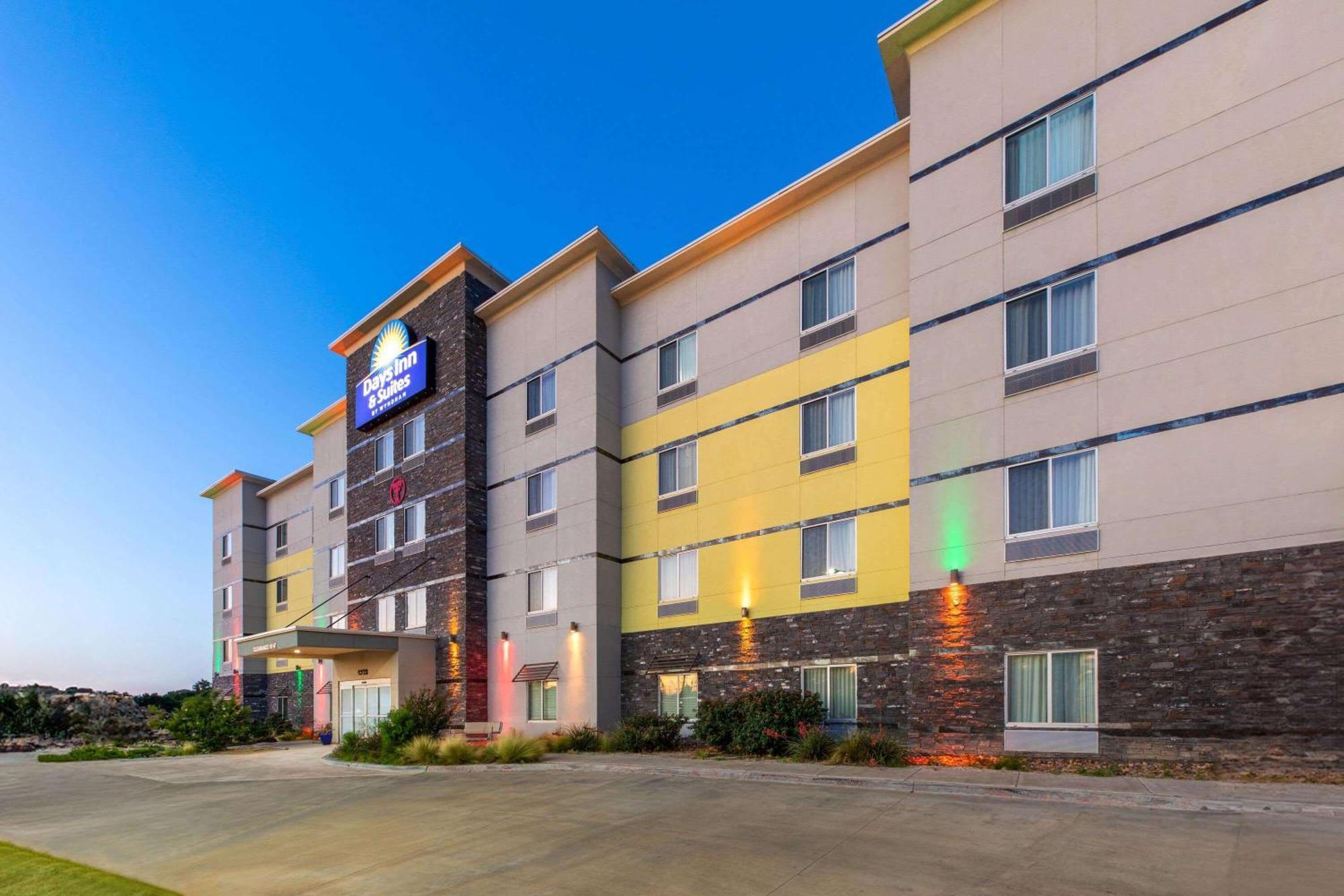 Days Inn & Suites By Wyndham Lubbock Medical Center Екстериор снимка