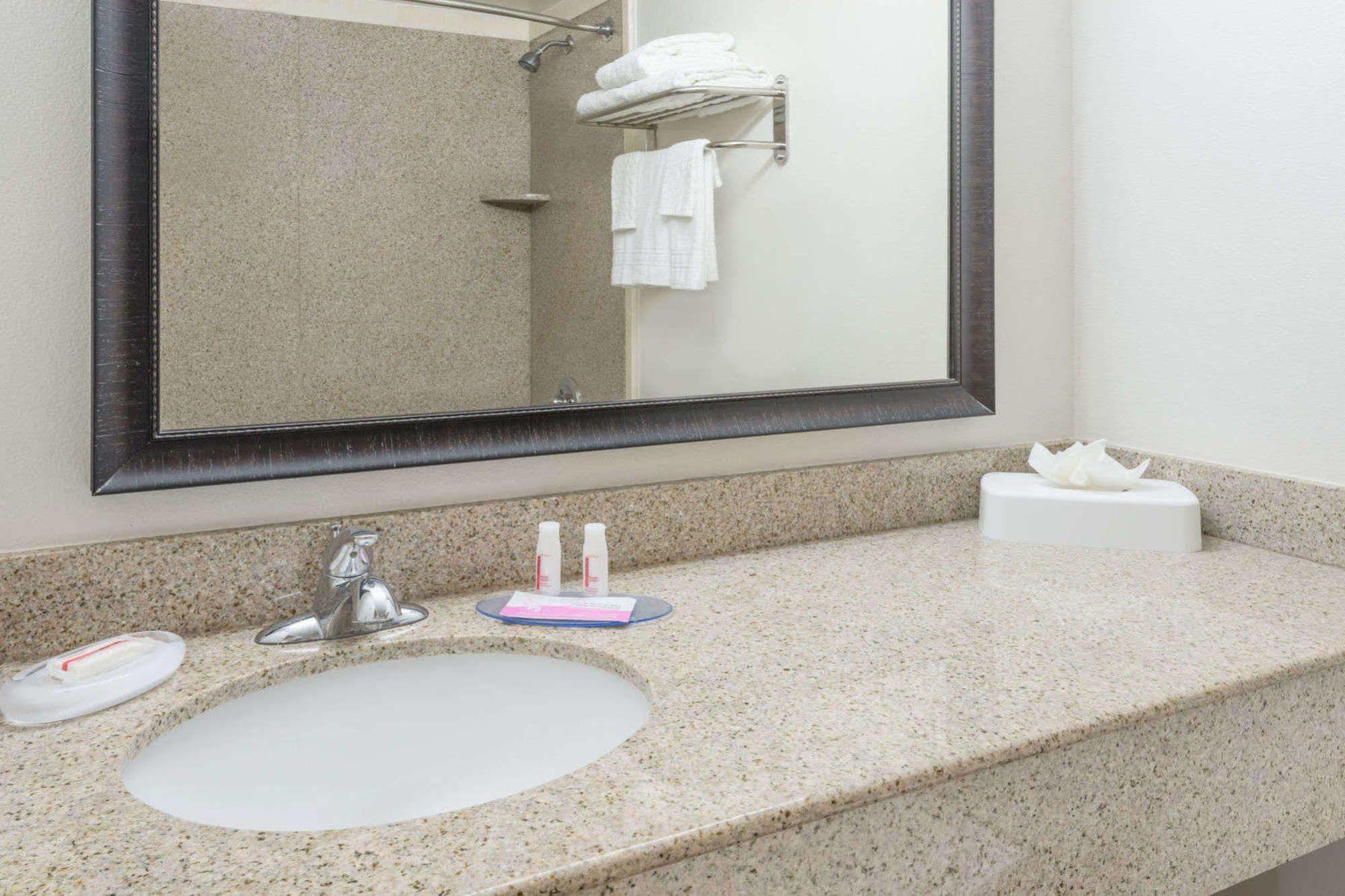 Days Inn & Suites By Wyndham Lubbock Medical Center Екстериор снимка