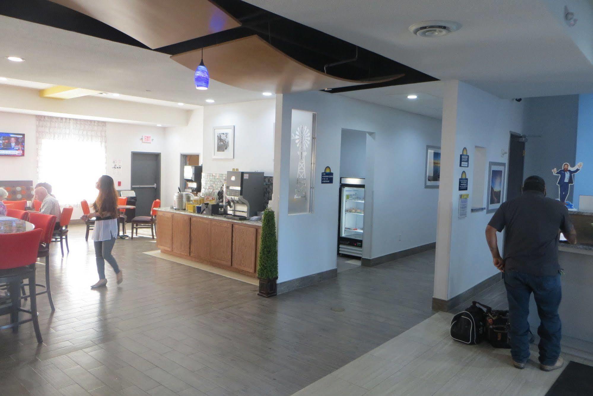Days Inn & Suites By Wyndham Lubbock Medical Center Екстериор снимка
